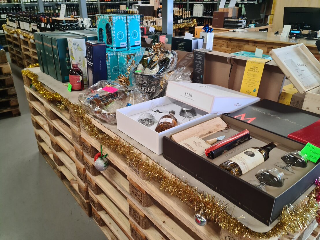 Bottiglia di vino confezionata regalo con nastro