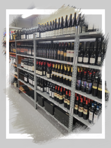 Scaffale con selezione di bottiglie di vino italiane