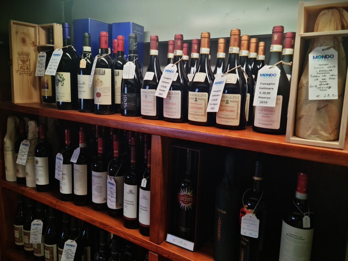 Consulente che suggerisce un vino a un cliente