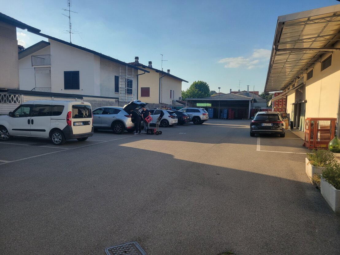 Parcheggio fronte negozio con auto parcheggiata