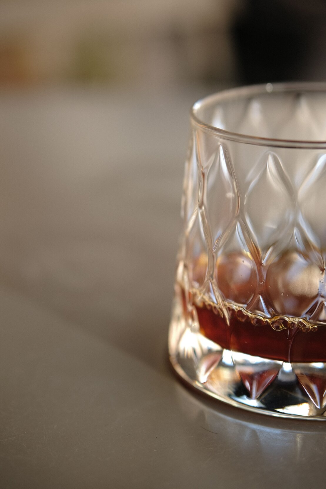 Bicchiere di amaro con erbe aromatiche