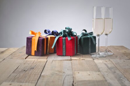 Confezione regalo di liquori con nastro rosso
