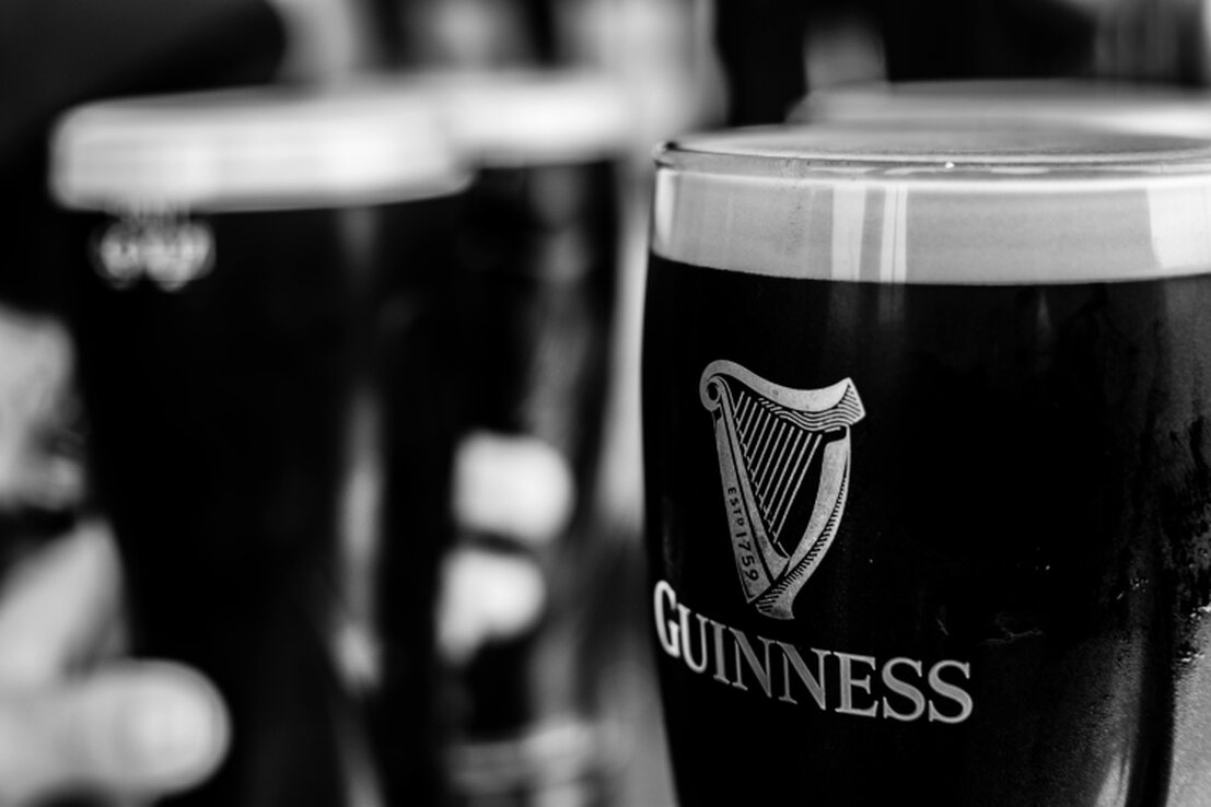 Pinta di stout scura al bancone