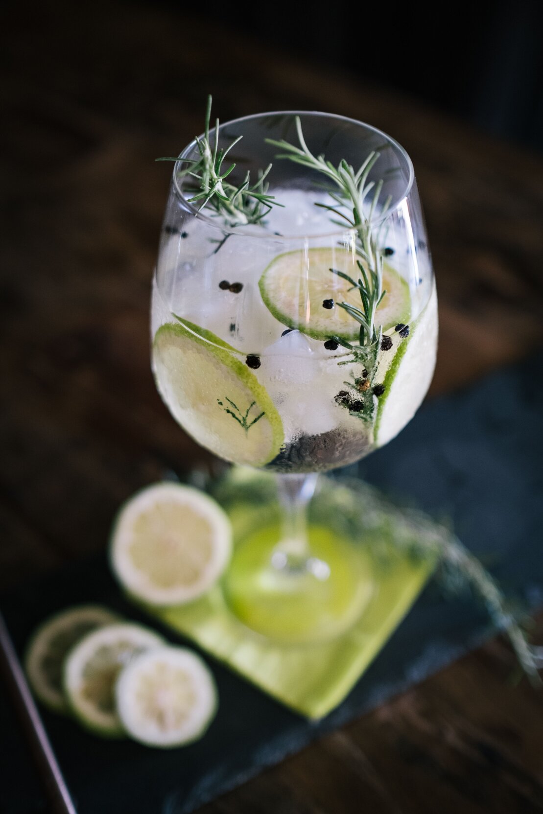 Gin tonic con ginepro e botaniche