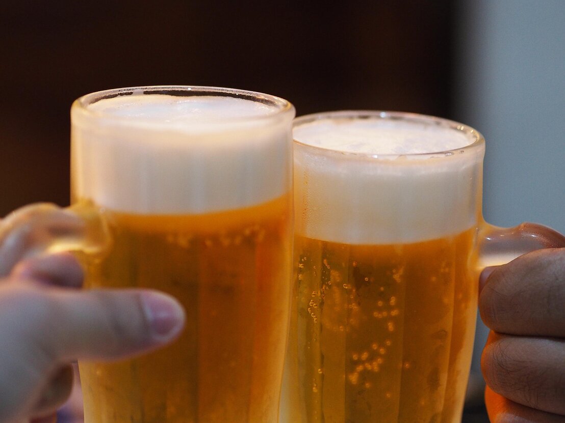 Bottiglie di lager e pils in frigorifero