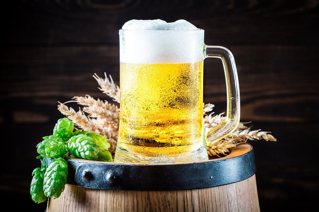 Bicchiere di birra weiss con schiuma