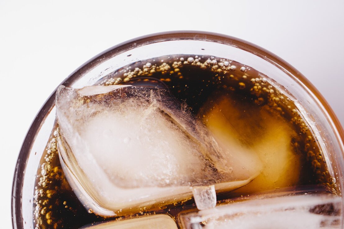 Bottiglie di acqua e bibite sugli scaffali
