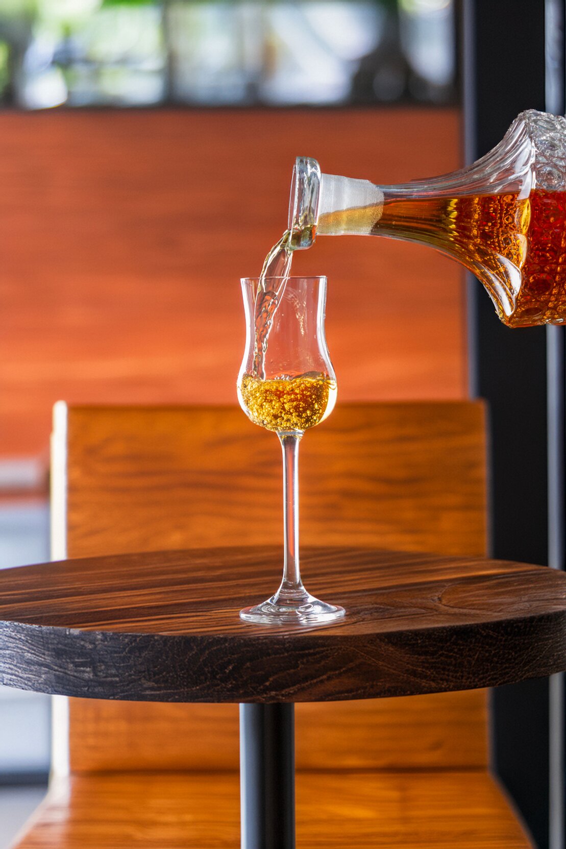Bottiglia di grappa con sfondo in legno