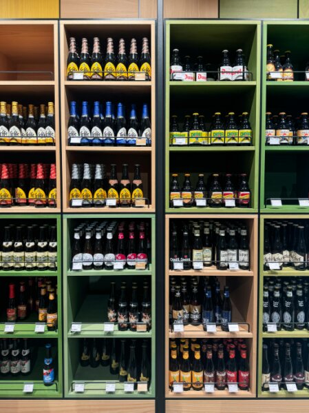 Assaggio di diverse birre su vassoio di legno