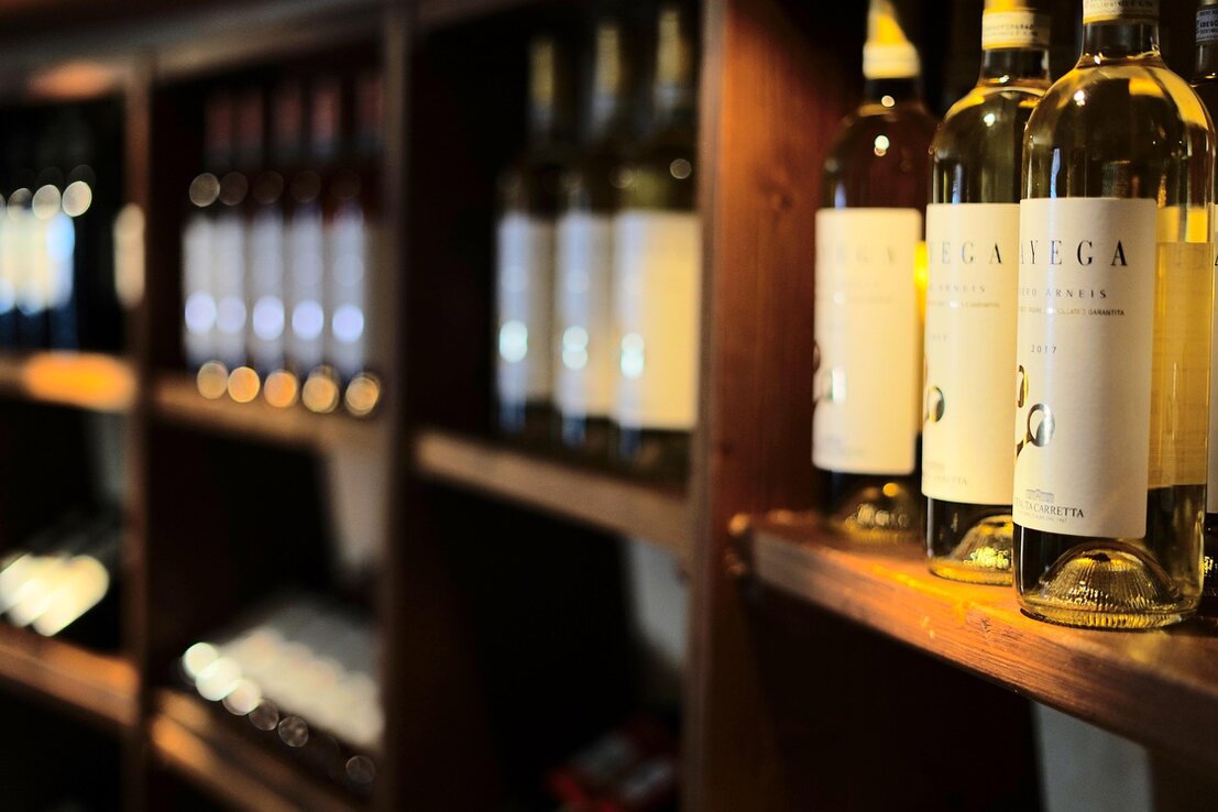 Calice di vino bianco al tramonto