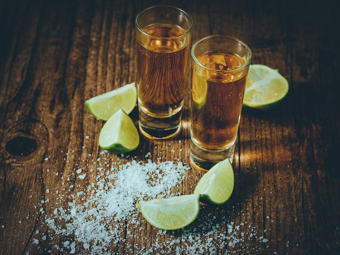 Bicchierini di tequila con pianta di agave