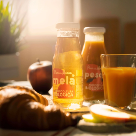 Assortimento di succhi di frutta in bottiglie e brick