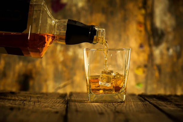 Bicchiere di whisky su botte di legno